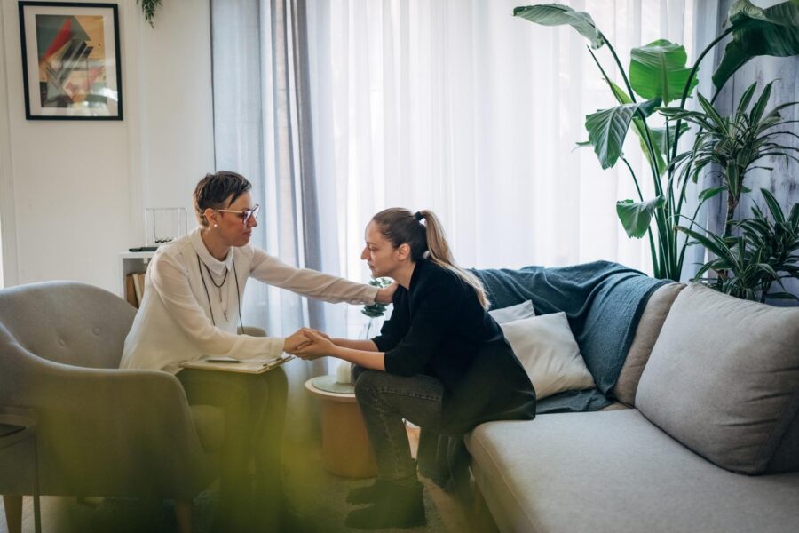 AI vs Human Therapist in Mental Health Support