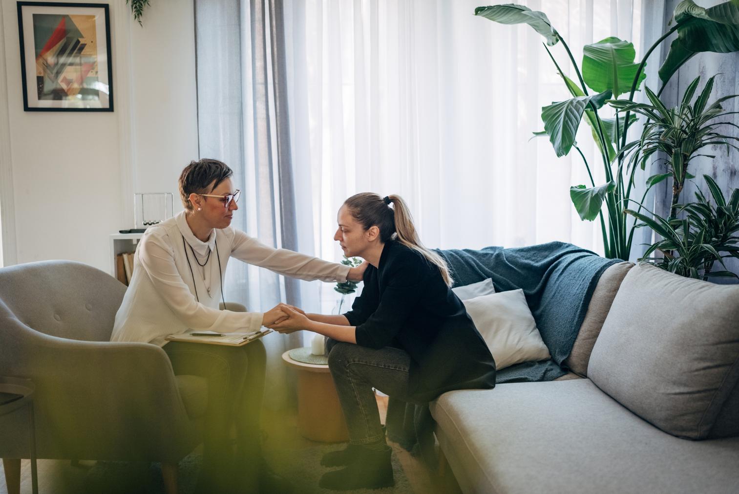 AI vs Human Therapist in Mental Health Support